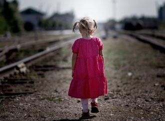 Сироты и корыстные усыновители: как заботятся о детях потерявших родителей на войне