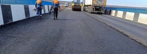На Одещині терміново ремонтують аварійний міст на надважливій трасі