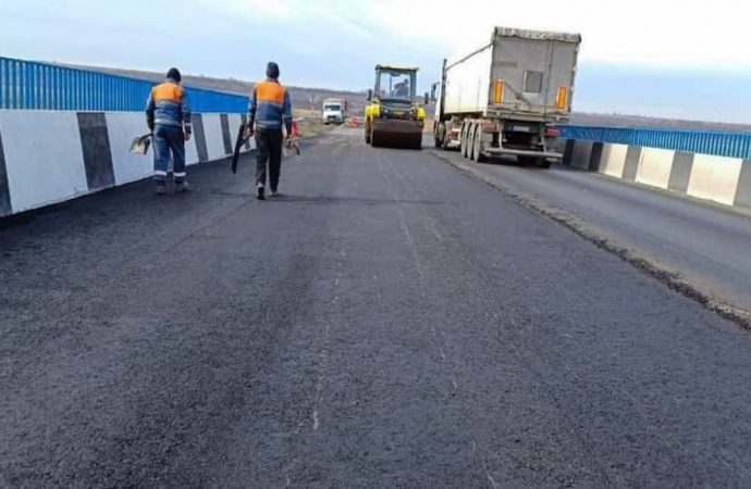 В Одесской области срочно ремонтируют аварийный мост на важнейшей трассе