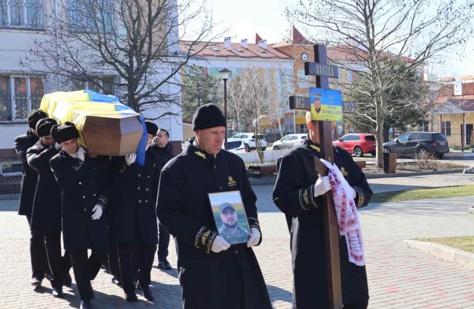 Юрий Глодан вернулся к жене и дочери: под Одессой похоронили героя рядом с семьей