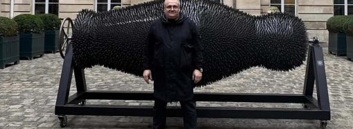 Одеський скульптор показав у Парижі, з чого складається “російський сувенір”