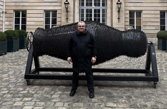 Одеський скульптор показав у Парижі, з чого складається “російський сувенір”