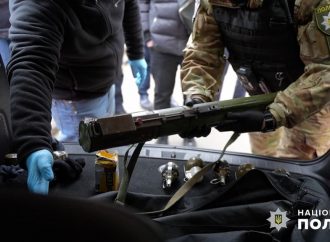 В Одессе задержали мужчину с арсеналом оружия в багажнике (видео)