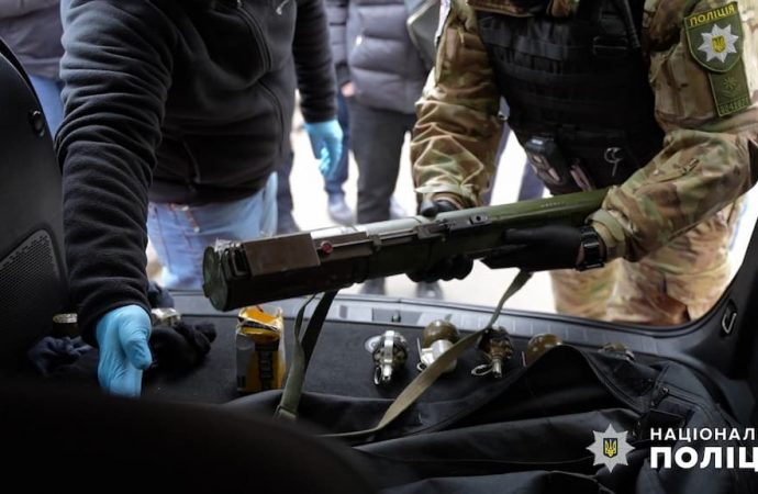 В Одессе задержали мужчину с арсеналом оружия в багажнике (видео)