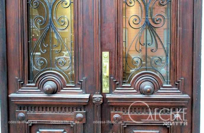 Роскошь истории в каждой детали: в Одессе появились еще одни отреставрированные двери (фото)