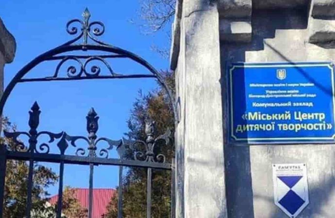 Защитные голубые щиты появились на домах в Белгороде-Днестровском