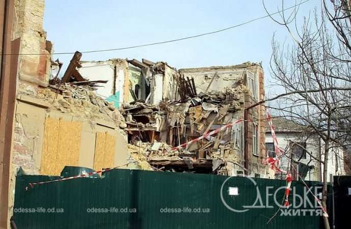 Дом на Картамышевской в Одессе огородили забором