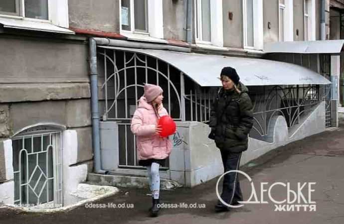 День влюбленных в Одессе, люди несут сердечки