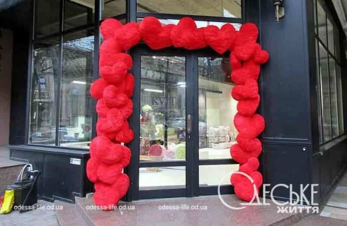 День влюбленных в Одессе: у входа в ТЦ