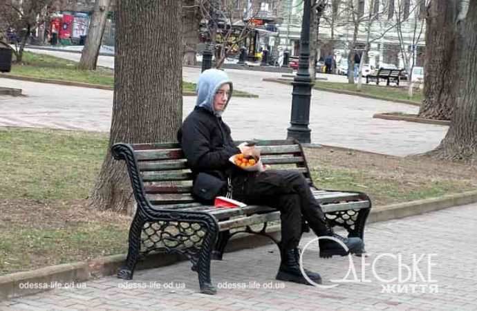 День влюбленных в Одессе: парень ждет любимую