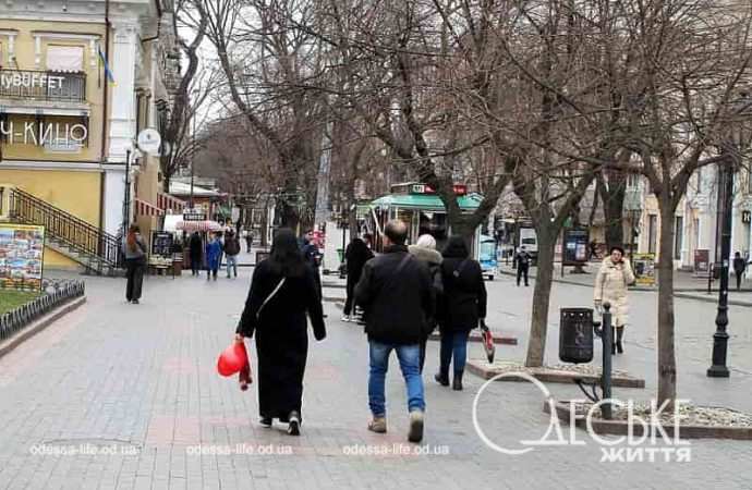 День влюбленных в Одессе: прохожие с сердечками