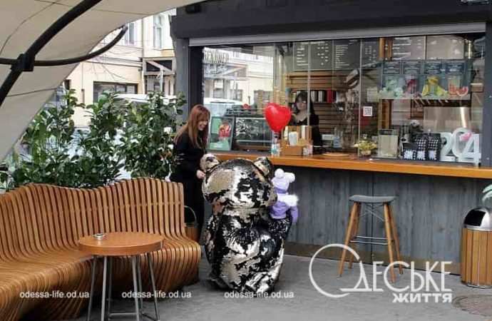 День влюбленных в Одессе: у ларька с кофе