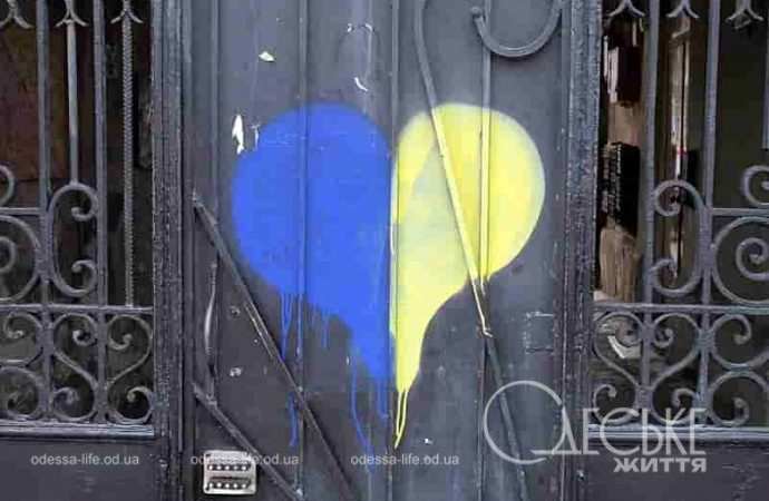 Флаг в виде сердца на воротах