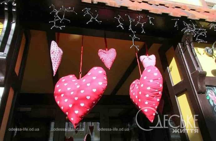 Одеські вулиці та магазини захоплюють серця: м’які та солодкі, бумажні та залізні (фоторепортаж)