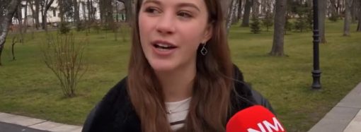 Одесситка бежала в Молдову от российских ракет, но не против российского паспорта (видео)