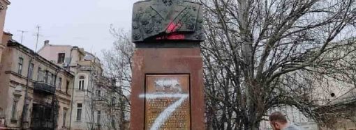 Одесский художник пометил памятник советскому маршалу Малиновскому символом рашистов (видео, фото)
