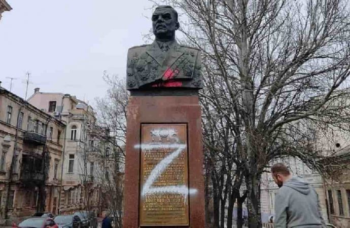 Одесский художник пометил памятник советскому маршалу Малиновскому символом рашистов (видео, фото)