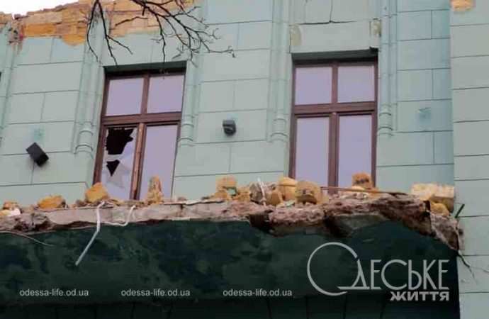 Раны Одессы, окна разрушенного дома