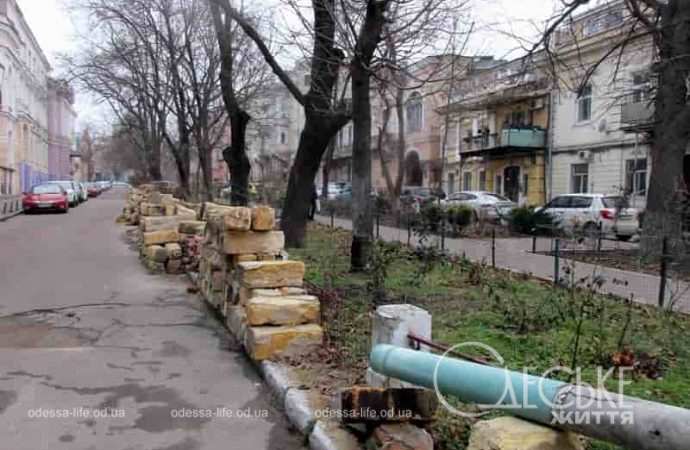 Пострадавший от ракетного удара одесский сквер