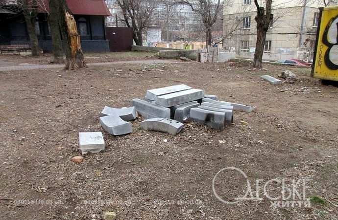 Сквер Регенсбург в Одессе, груда камней