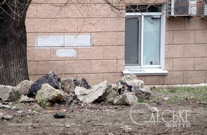 Сквер Регенсбург в Одессе, мусор