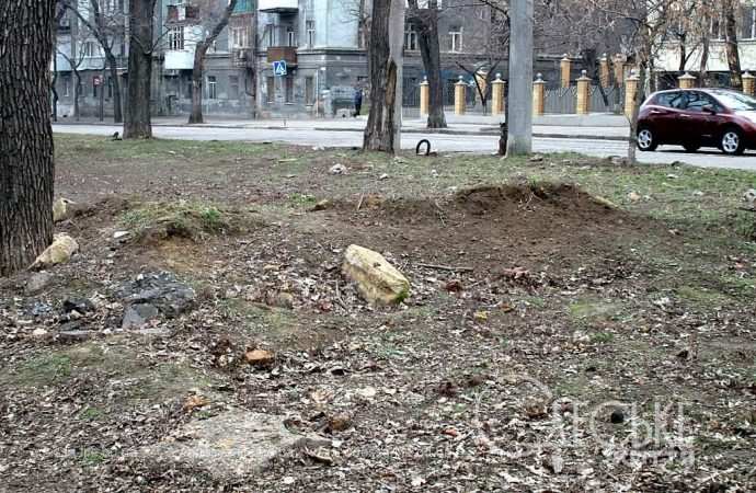 В заброшенном одесском сквере