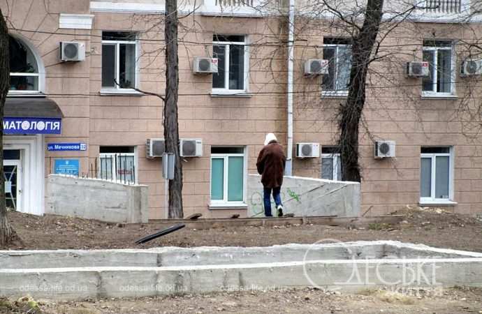 Сквер Регенсбург в Одессе, возле дома
