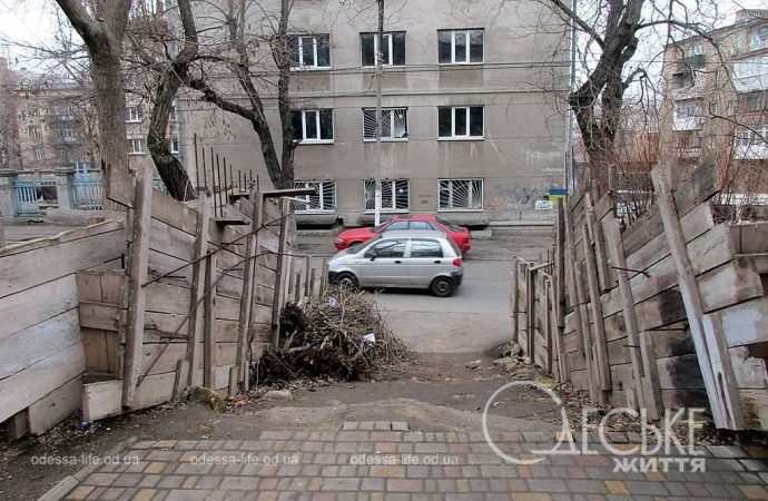 Сквер Регенсбург в Одессе, у дороги