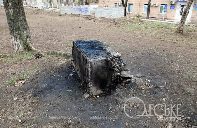 Сквер Регенсбург в Одессе, след от костра