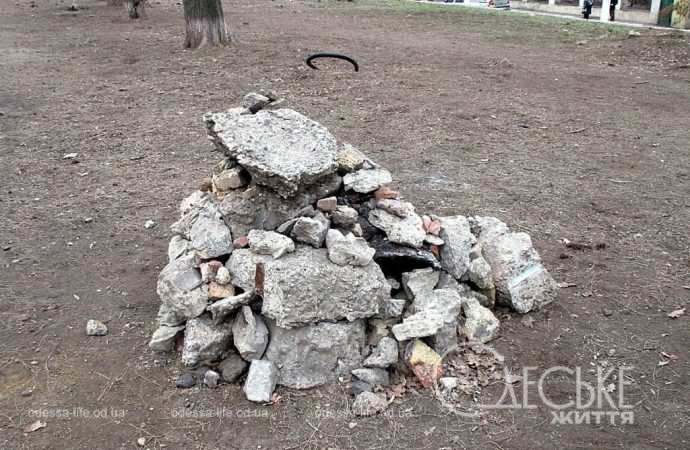 Сквер Регенсбург в Одессе, камни