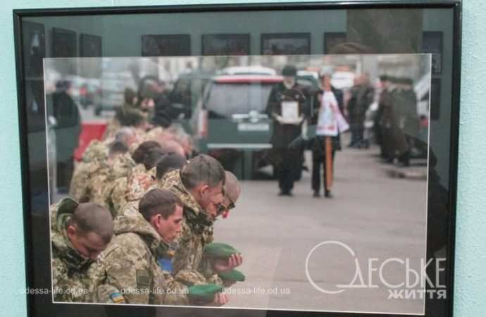 Фотовыставка Бориса Бухмана в Одессе, проводы воина