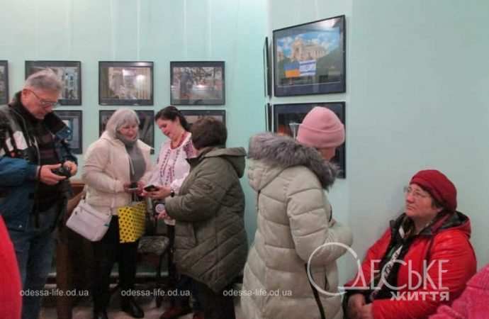 Посетители фотовыставки Бориса Бухмана в Одессе