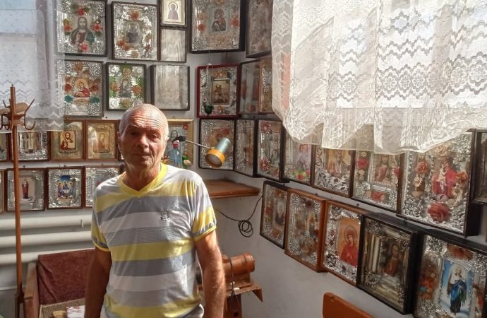 “Советские” иконы: школьный кочегар из Одесской области собрал необычную коллекцию