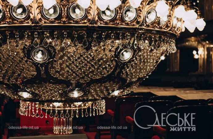 Как в Одесском оперном вешали красавицу-люстру весом в две тонны (фоторепортаж)