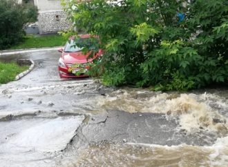 Пробки, ямы и потоп: часть Одессы осталась без воды