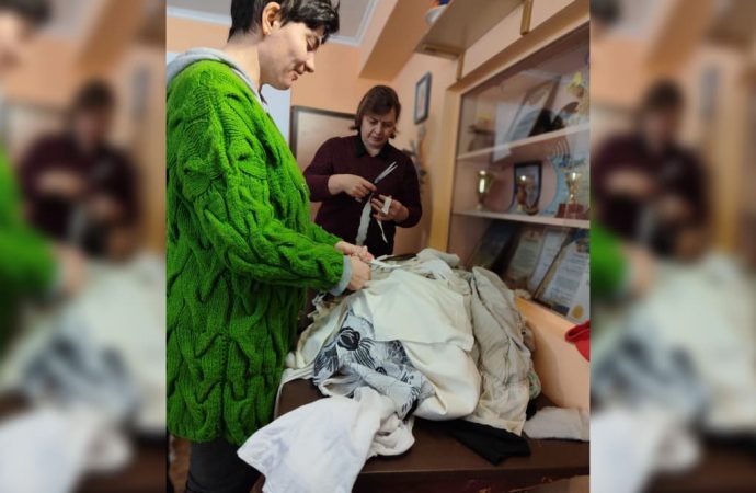 волонтеры плетут сетки