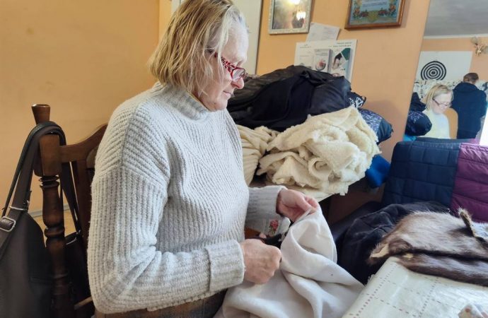 волонтеры плетут сетки