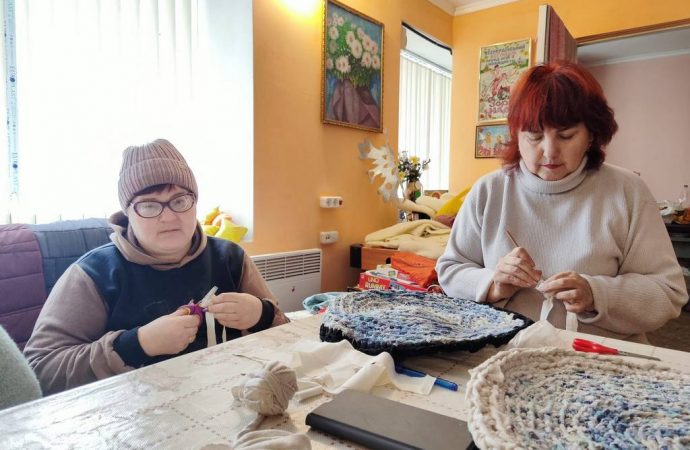 волонтеры плетут сетки