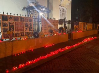 Червоні вогні та «штурм» посольства: в Румунії нагадали, що Україні потрібна допомога