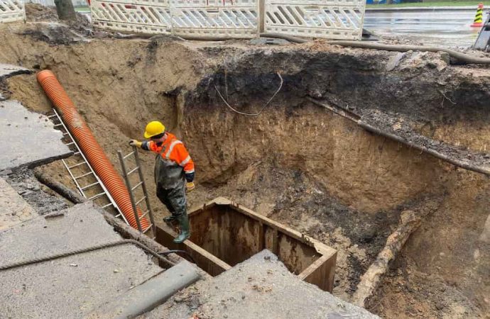 В Одесі замінили аварійну ділянку каналізації (фото, відео)