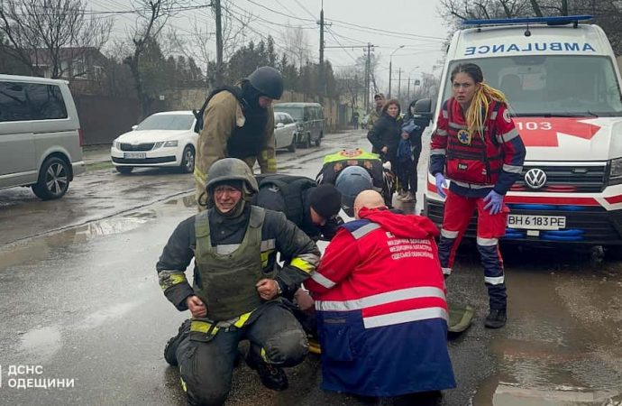 Атака на Одесу 15 березня: постраждали медики та рятувальники, багато загиблих (фото, відео)