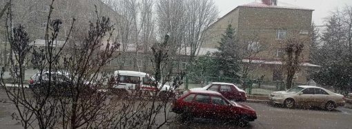 Весна не поспішає: північ Одещини замітає снігом, а одеситам обіцяють зливи