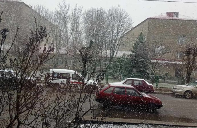 Весна не торопится: север Одесской области заметает снегом, а одесситам обещают ливни