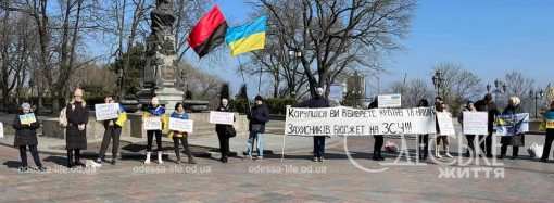 Скандальний договір на ремонт суду в Одесі розірвано, але протести у мерії не припиняються
