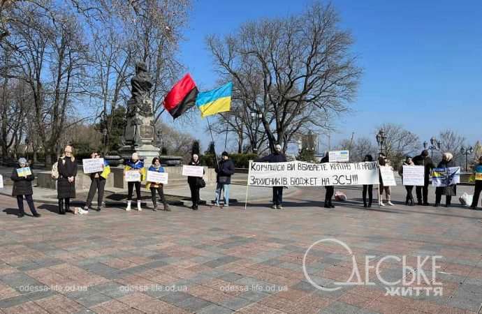 Скандальный договор на ремонт суда в Одессе разорван, но протесты у мэрии не прекращаются