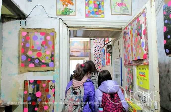 Одесский арт-дворовик, картины и посетители