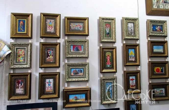 Одесский арт-дворовик, много картин