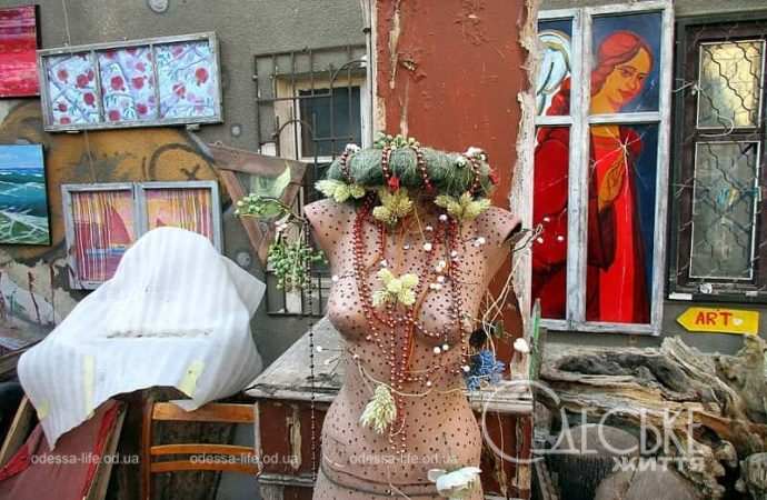 Одесский арт-дворовик, инсталляция