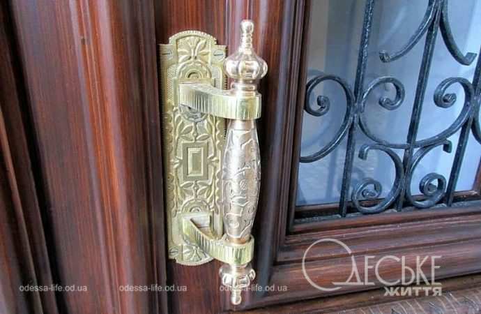 Отреставрировали старинные двери, ручка