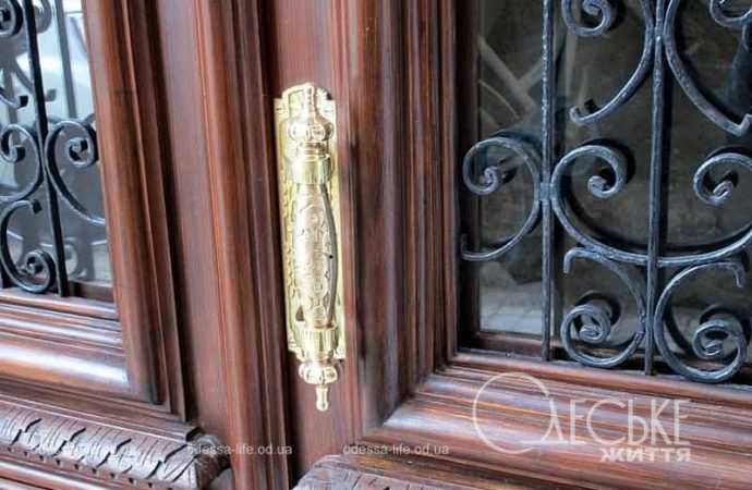 Отреставрировали старинные двери в одесском доме Ставро
